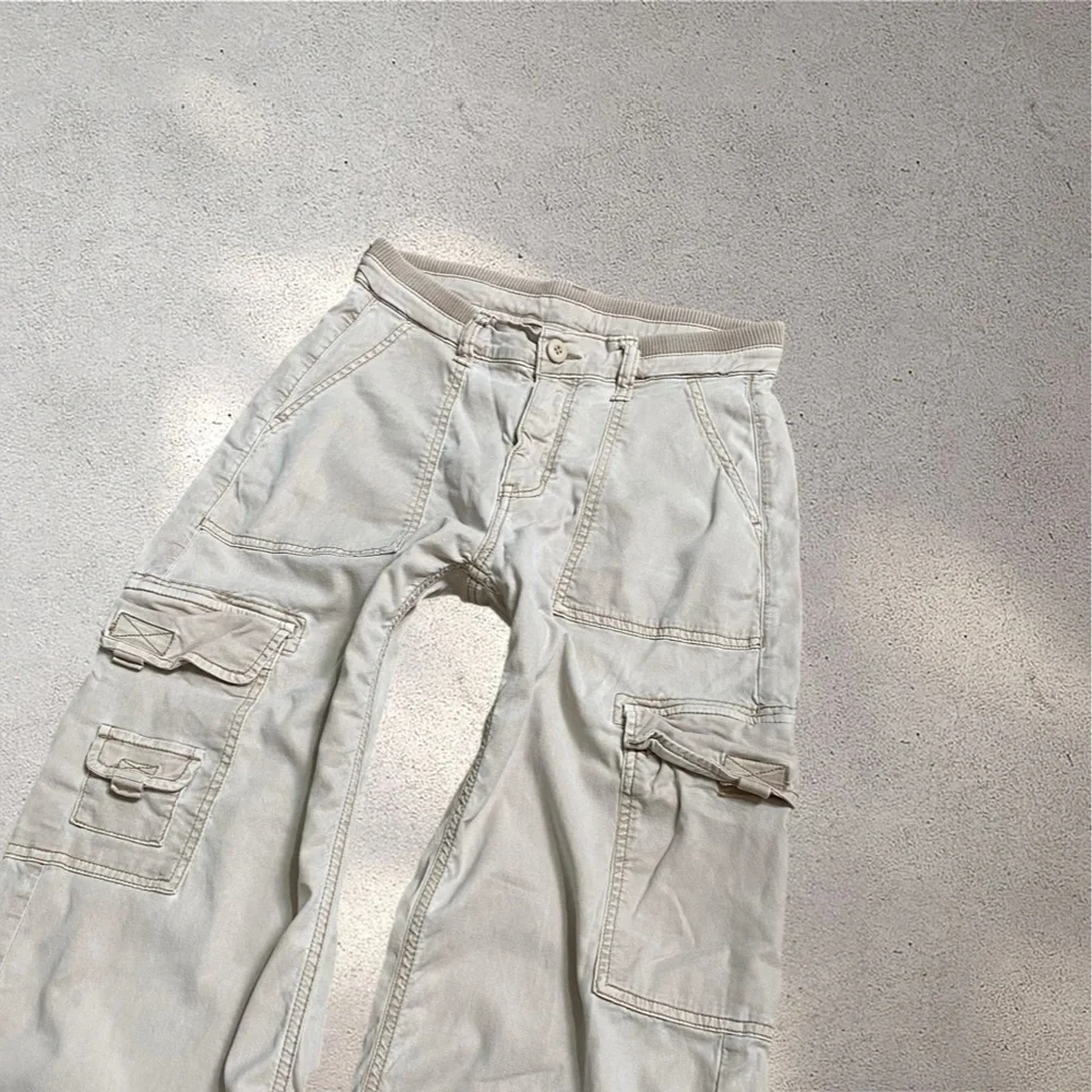 American Eagle Outfitters Mid Rise Cream Beige Cargo Style Wide Leg Pants - Picture 3 of 9